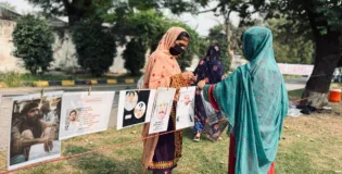ساٹھ دن گزر گئے، مظاہرین اب بھی پیاروں کی رہائی کے منتظر