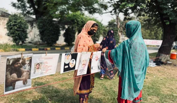 ساٹھ دن گزر گئے، مظاہرین اب بھی پیاروں کی رہائی کے منتظر