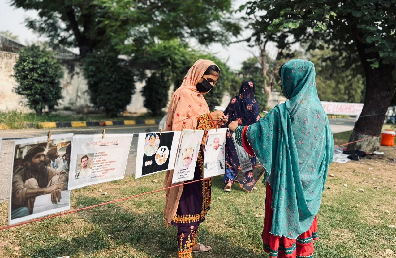 ساٹھ دن گزر گئے، مظاہرین اب بھی پیاروں کی رہائی کے منتظر