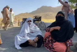 خضدار  12 سالہ بچی کے مبینہ اغواء کے خلاف کوئٹہ کراچی شاہراہ بند، ورثاء اور خواتین کا احتجاج