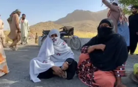 خضدار  12 سالہ بچی کے مبینہ اغواء کے خلاف کوئٹہ کراچی شاہراہ بند، ورثاء اور خواتین کا احتجاج