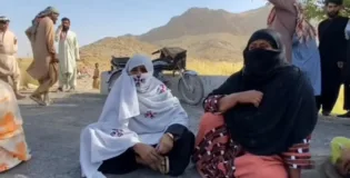 خضدار  12 سالہ بچی کے مبینہ اغواء کے خلاف کوئٹہ کراچی شاہراہ بند، ورثاء اور خواتین کا احتجاج