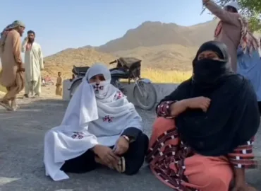 خضدار 12 سالہ بچی کے مبینہ اغواء کے خلاف کوئٹہ کراچی شاہراہ بند، ورثاء اور خواتین کا احتجاج