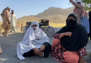 خضدار  12 سالہ بچی کے مبینہ اغواء کے خلاف کوئٹہ کراچی شاہراہ بند، ورثاء اور خواتین کا احتجاج