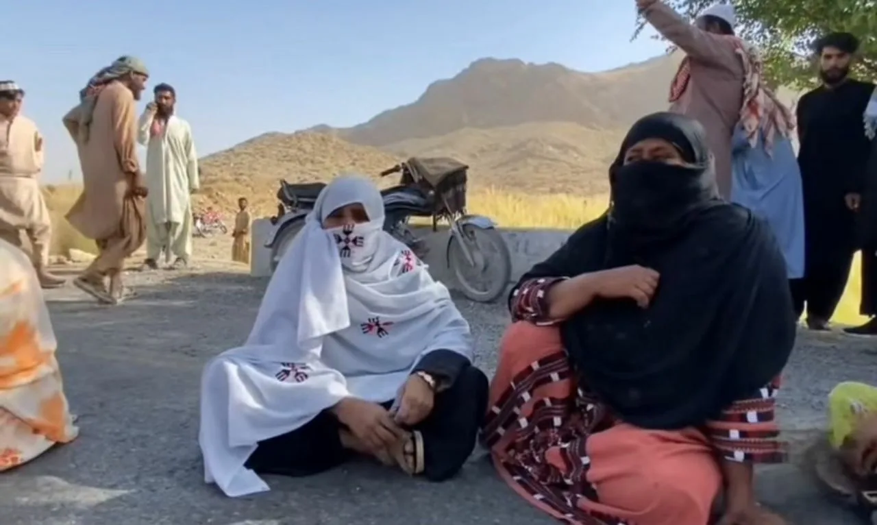 خضدار  12 سالہ بچی کے مبینہ اغواء کے خلاف کوئٹہ کراچی شاہراہ بند، ورثاء اور خواتین کا احتجاج