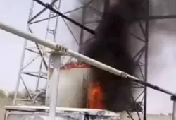 شہداد کوٹ نامعلوم مسلح افراد کا موبائل ٹاور کو نذرِ آتش کر کے تباہ کر دیا۔