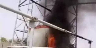 شہداد کوٹ نامعلوم مسلح افراد کا موبائل ٹاور کو نذرِ آتش کر کے تباہ کر دیا۔