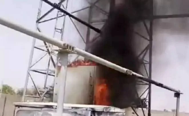 شہداد کوٹ نامعلوم مسلح افراد کا موبائل ٹاور کو نذرِ آتش کر کے تباہ کر دیا۔