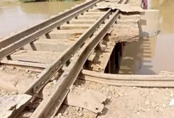 پٹ فیڈر کینال کے مقام پر ریلوے پل پر بم دھماکہ، ریل سروس متاثر