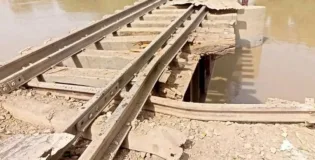 پٹ فیڈر کینال کے مقام پر ریلوے پل پر بم دھماکہ، ریل سروس متاثر