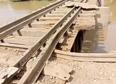 پٹ فیڈر کینال کے مقام پر ریلوے پل پر بم دھماکہ، ریل سروس متاثر