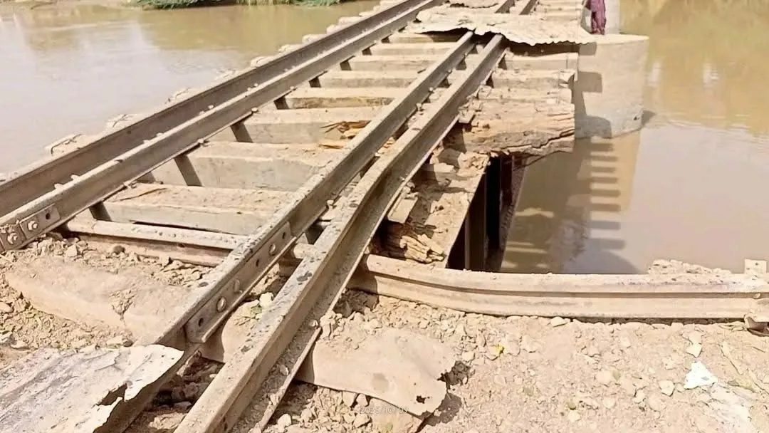 پٹ فیڈر کینال کے مقام پر ریلوے پل پر بم دھماکہ، ریل سروس متاثر