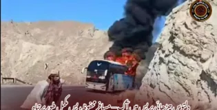 دلتوس چڑھائی پر بس میں آگ — مسافر محفوظ، بس مکمل طور پر تباہ