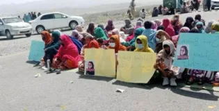تربت میں خدیجہ بلوچ کی بازیابی کے لیے احتجاج، سی پیک شاہراہ بند