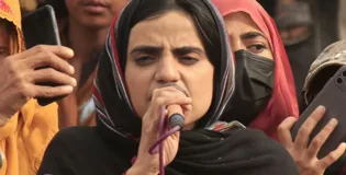 ڈاکٹر ماہ رنگ بلوچ کا کشمیری عوام سے اظہارِ یکجہتی، ریاستی جبر اور پابندیوں کی مذمت۔
