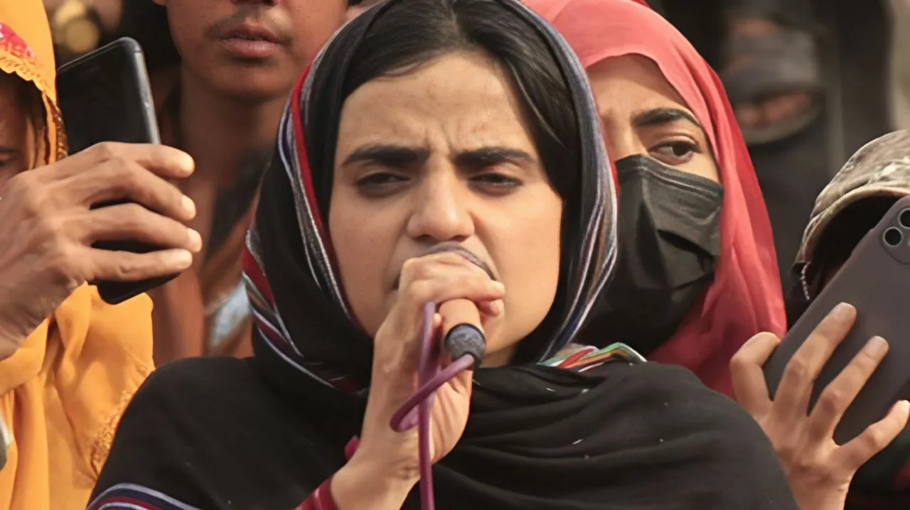 ڈاکٹر ماہ رنگ بلوچ کا کشمیری عوام سے اظہارِ یکجہتی، ریاستی جبر اور پابندیوں کی مذمت۔