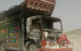 پنجگور: مسلح افراد کا شاہراہ پر کنٹرول، سات ٹرالر نذرِ آتش