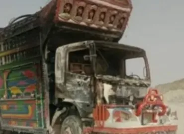 پنجگور: مسلح افراد کا شاہراہ پر کنٹرول، سات ٹرالر نذرِ آتش
