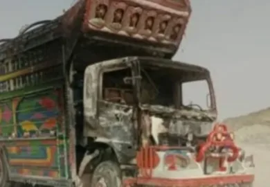 پنجگور: مسلح افراد کا شاہراہ پر کنٹرول، سات ٹرالر نذرِ آتش