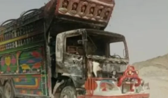 پنجگور: مسلح افراد کا شاہراہ پر کنٹرول، سات ٹرالر نذرِ آتش