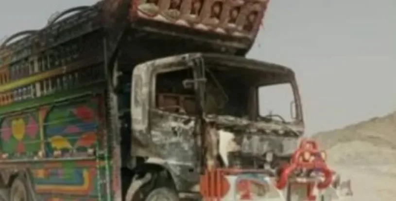 پنجگور: مسلح افراد کا شاہراہ پر کنٹرول، سات ٹرالر نذرِ آتش