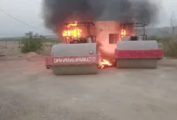 دکی: تعمیراتی کمپنی کی مشینری پر مسلح حملہ، دو روڈ رولر نذرِ آتش