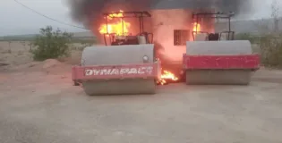 دکی: تعمیراتی کمپنی کی مشینری پر مسلح حملہ، دو روڈ رولر نذرِ آتش