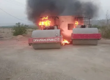 دکی: تعمیراتی کمپنی کی مشینری پر مسلح حملہ، دو روڈ رولر نذرِ آتش