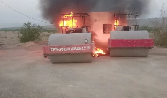 دکی: تعمیراتی کمپنی کی مشینری پر مسلح حملہ، دو روڈ رولر نذرِ آتش