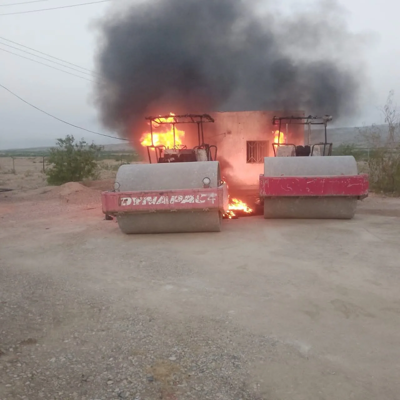 دکی: تعمیراتی کمپنی کی مشینری پر مسلح حملہ، دو روڈ رولر نذرِ آتش