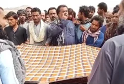 خضدار: پاکستانی فورسز کی آبادی پر گولہ باری، ایک شخص جاں بحق؛ لاش کے ہمراہ احتجاجی دھرنا