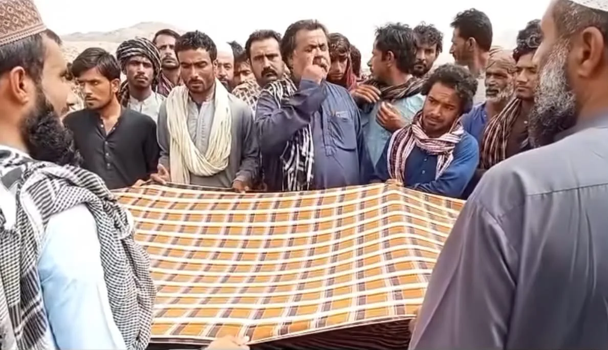 خضدار: پاکستانی فورسز کی آبادی پر گولہ باری، ایک شخص جاں بحق؛ لاش کے ہمراہ احتجاجی دھرنا
