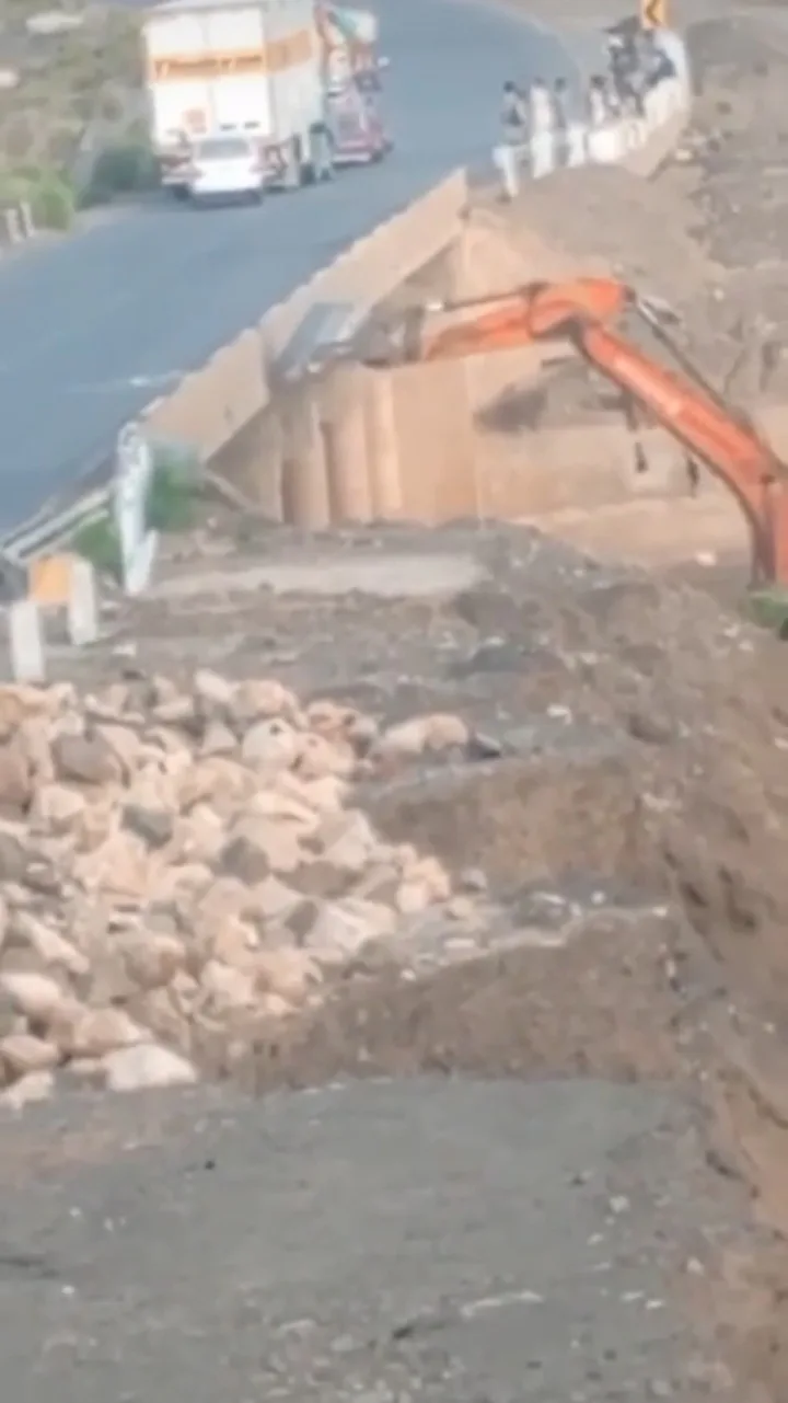پنجگور میں دھماکے کے بعد دو انسانی سر برآمد، وڈھ میں مسلح افراد کی ناکہ بندی اور پل مسمار