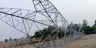 نصیرآباد: 220 کے وی بجلی کا ٹاور دھماکے سے تباہ، مختلف علاقوں کی بجلی معطل