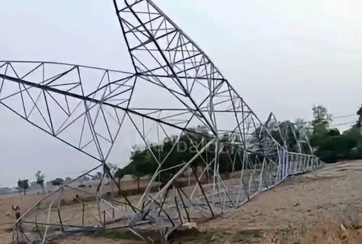 نصیرآباد: 220 کے وی بجلی کا ٹاور دھماکے سے تباہ، مختلف علاقوں کی بجلی معطل