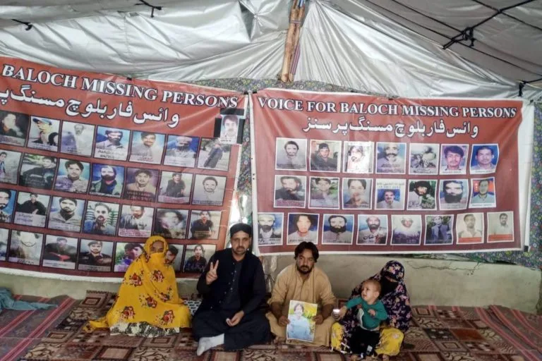کوئٹہ: غلام حیدر کرد کی جبری گمشدگی، لواحقین کی وی بی ایم پی احتجاجی کیمپ میں شرکت، بازیابی کا مطالبہ