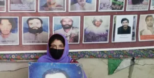 وی بی ایم پی کے احتجاجی کیمپ میں سائرہ بلوچ کی شرکت،تمام لاپتہ افراد کی بازیابی کا مطالبہ